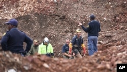 Polisi Afrika Selatan menyelidiki lokasi di mana lebih dari 20 mayat, yang diduga penambang ilegal, ditemukan di dekat sebuah tambang aktif di Krugersdorp, Afrika Selatan, Kamis, 3 November 2022. (AP)