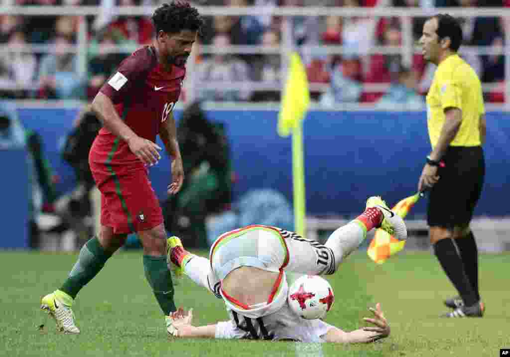 Portugal's Eliseu, left, looks at Mexico's Hector Herrera during the Confederations Cup, third place soccer match between Portugal and Mexico, at the Moscow Spartak Stadium, Russia.