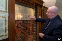 Pagano pokazuje originalno pismo iz 1530 u njehovoj kancelariji u Vatikanu