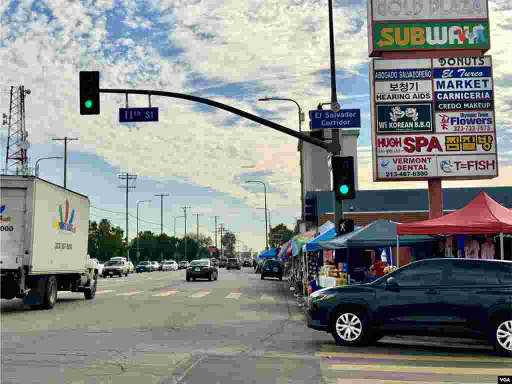 En el colorido Corredor salvadoreño de Los Ángeles, la comunidad se prepara activamente para ejercer su influencia a través del voto en las elecciones de El Salvador, prevista para el próximo domingo 4 de febrero de 2024. Foto: Stephanie Martinez. 