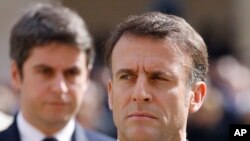 Presiden Prancis Emmanuel Macron (depan) dan Perdana Menteri Gabriel Attal menghadiri sebuah upacara di Paris, pada 20 Maret 2024. (Foto: Ludovic Marin, Pool via AP)