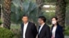 中国领导人习近平在广州市的一个花园散步。（2023年4月7日）