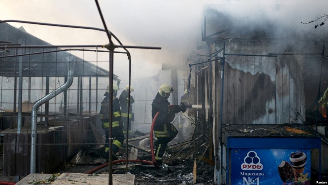 Vatrogasci rade na gašenju požara nakon ruskih raketnih udara, u Čerkasima, Ukrajina 21. septembra 2023.