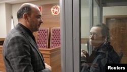 Alsu Kurmaševa, optužena da je prekršila ruski Zakon o stranim agentima tokom saslušanja u Kazanu, u Rusiji. 23. oktobar 2023. 