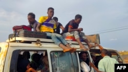 Ljudi koji su raseljeni iz sudanske Džazira države pristižu na ulaz grada Gedaref, 10. juna 2024. (Foto: AFP)