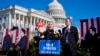 La representante republicana Marjorie Taylor Greene, acompañada del representante Thomas Massie, dice que intentará derrocar al presidente de la Cámara de Representantes, Mike Johnson, durante una conferencia de prensa en el Capitolio en Washington, el 1 de mayo de 2024.