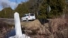 ARCHIVO - El marcador de la frontera entre Estados Unidos y Canadá en Roxham Road, el 26 de febrero de 2017, en Champlain, Nueva York.