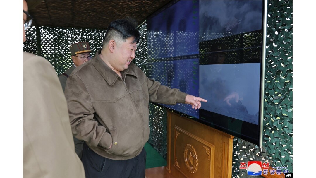 22일 김정은 북한 국무위원장이 핵반격가상종합전술훈련을 참관하고 있다. 북한 관영매체 조선중앙통신이 23일 보도.