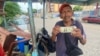 Un vendedor ambulante de golosinas y cigarros muestra un billete de un dólar estadounidense en Maracaibo, Venezuela.