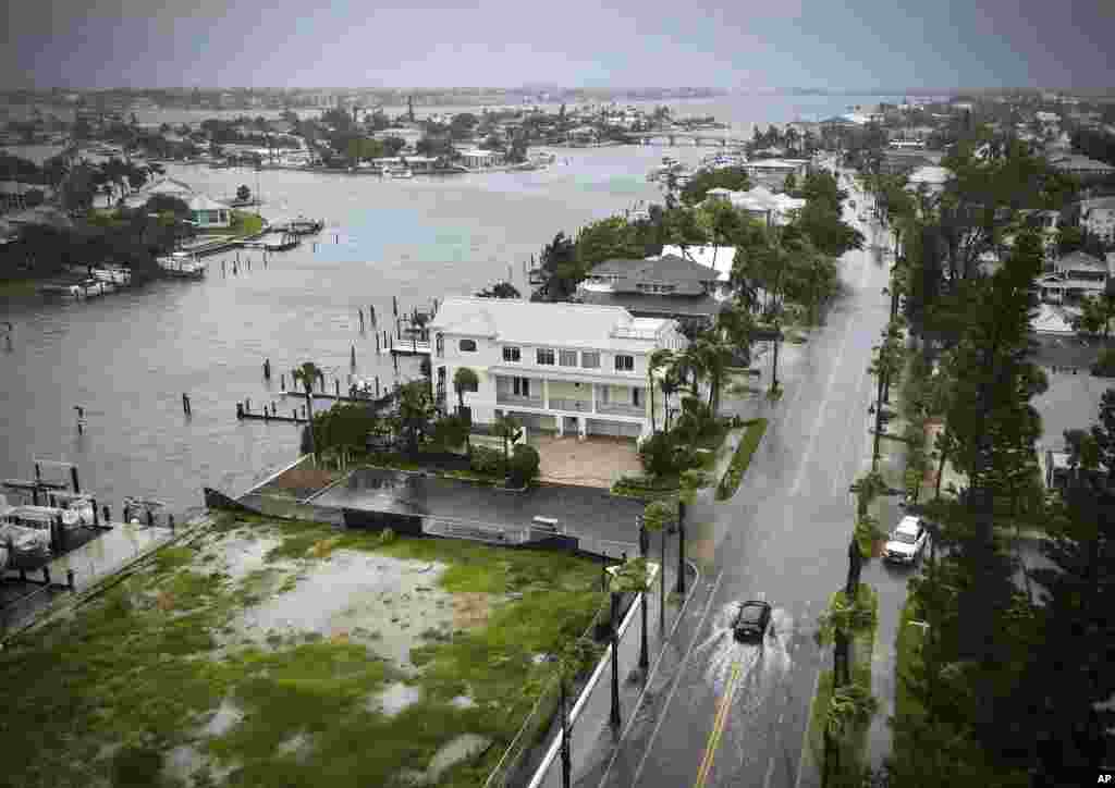 Un conductor avanza por una calle inundada en la región de la Bahía de Tampa, Florida, un día antes de que el huracán Debby tocara tierra en el norte del estado en la mañana del 5 de agosto de 2024. 
