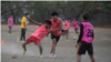 Los jóvenes del equipo de fútbol Los Halcones, en Managua, atienden un salón de belleza para podear costear sus uniformes y balones.