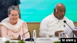 কংগ্রেসের সভাপতি মল্লিকার্জুন খাড়্গে এবং সনিয়া গান্ধী রাজধানী দিল্লিতে কংগ্রেস ওয়ার্কিং কমিটির বৈঠকে। ৯ অক্টোবর, ২০২৩।