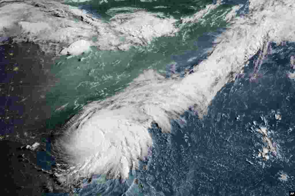 Esta imagen satelital GeoColor del GOES-16 tomada a las 8:16 a.m. EDT y proporcionada por la Administración Nacional Oceánica y Atmosférica (NOAA) muestra el huracán Debby, abajo a la izquierda, como una tormenta de categoría 1 sobre el norte de Florida, el 5 de agosto de 2024. 