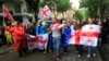 Demonstranti se okupljaju na protestu protiv zakona o "stranom uticaju" u Tbilisiju, Gruzija, 14. maja 2024. Kritičari vide zakon, sličan restriktivnom ruskom zakonu, kao pretnju demokratskim slobodama i težnjama zemlje da se pridruži Evropskoj uniji. (Foto: AP/Shakh Aivazov)