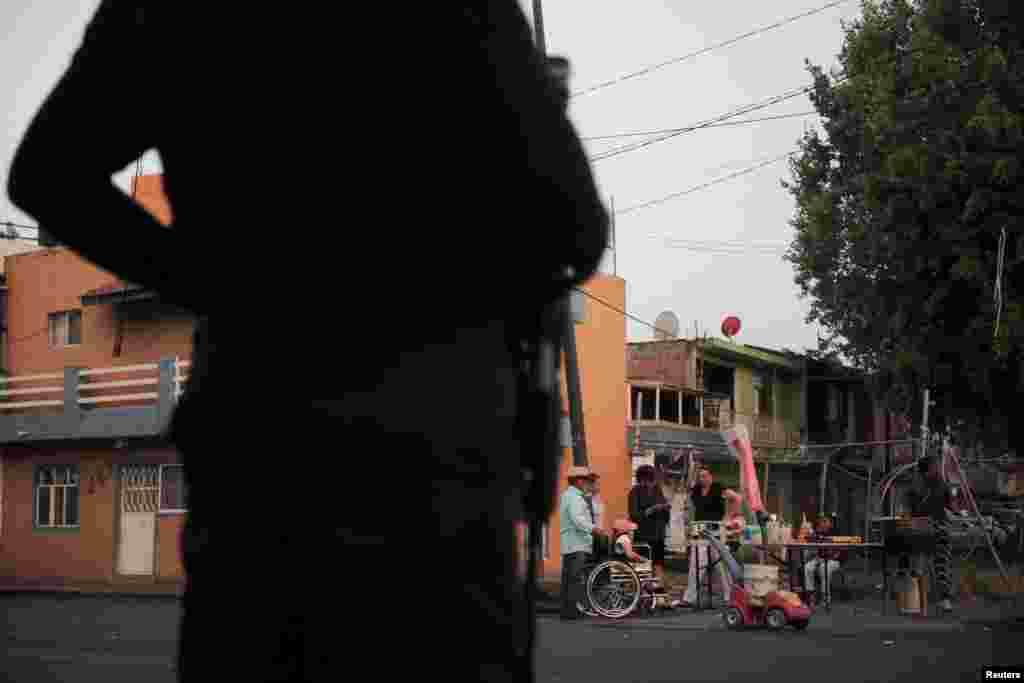 Fuerzas de seguridad resguardan casillas electorales, en Morelia, Mexico. 