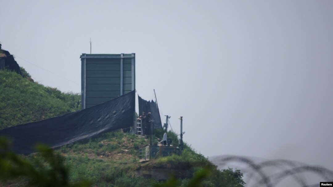 2024년 5월 10일 한국 파주의 비무장지대의 한국 군 초소에서 2018년에 확성기가 해체되었던 군사 시설(그린 박스) 옆에서 한국군인들이 근무하고 있다. (자료사진)