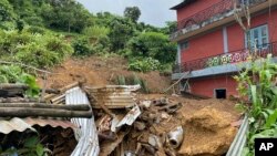 নেপালের পোখারা শহরের কাছে ভূমিধ্বসে বিধ্বস্ত একটি বাড়ি। ফটোঃ ১২ জুলাই, ২০২৪।