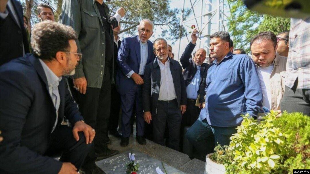 خانواده‌های جان‌باختگان پرواز پی‌اس ۷۵۲: حضور جواد ظریف بر سر مزار عزیزان ما وقیحانه است