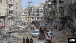 Palestinos desplazados de áreas al este de Jan Yunis llegan a la ciudad tras una orden de evacuación del Ejército israelí de áreas de la ciudad y de Ráfah, en el sur de la Franja de Gaza, el 2 de julio de 2024.
