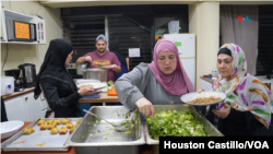 Un grupo de mujeres prepara la comida para romper el ayuno en el primer viernes del mes en el que se celebra el Ramadán, en Costa Rica.