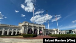 La estación de trenes Union Station de Washington DC decorada con banderas estadounidenses en honor al Día de la Independencia de Estados Unidos que se celebra el 4 de julio.