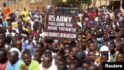 FILE: Warga Niger memprotes kehadiran militer AS, di Niamey, Niger 13 April 2024. (REUTERS/Mahamadou Hamidou)