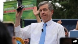 El gobernador demócrata de Carolina del Norte, Roy Cooper, coloca su sello de veto en un proyecto de ley que prohíbe casi todos los abortos después de las 12 semanas de embarazo en una manifestación pública el sábado 13 de mayo de 2023 en Raleigh, Carolina del Norte, EEUU.