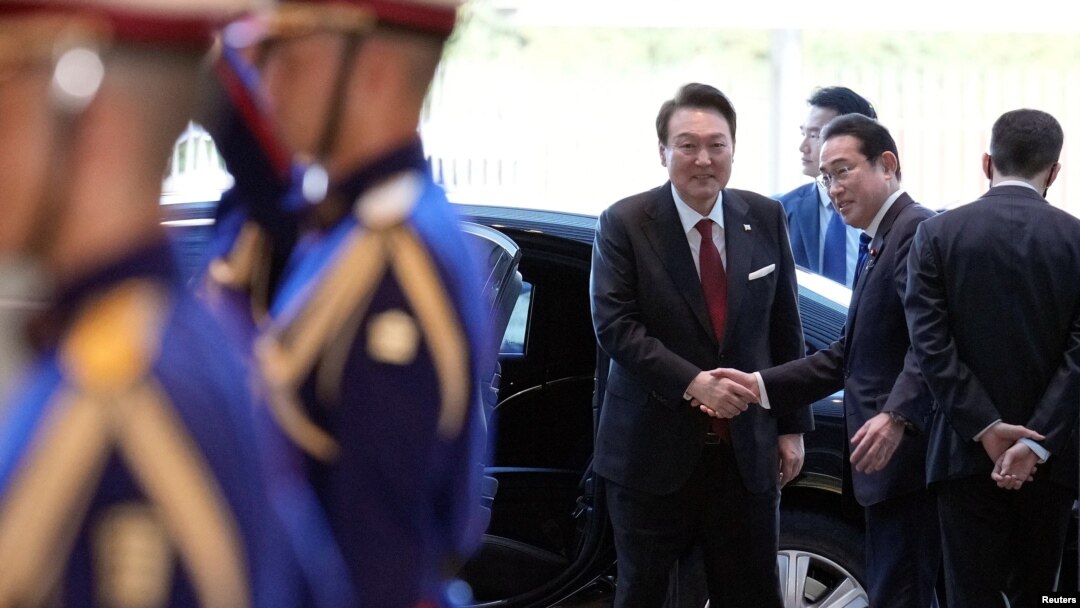 16일 한일 정상회담을 위해 도쿄 총리관저에 도착한 윤석을 한국 대통령을 기시다 후미오 총리가 맞이하고 있다.