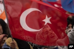 Para pendukung Aliansi Rakyat yang mengusung petahana Presiden Recep Tayyip Erdogan menyerukan slogan-slogan dalam kampanye di Istanbul, Turki, 12 Mei 2023. (Foto: Khalil Hamra/AP Photo).