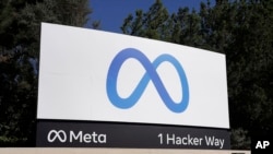 Ariva - Logo kompanije Meta ispred njenog sedišta, u Menlo Parku, Kalifornija, 28. oktobra 2021.