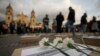 Flores se encuentran en cajas que representan ataúdes simbólicos durante un evento que recuerda a exguerrilleros y líderes sociales que han sido asesinados desde la firma en 2016 de un acuerdo de paz entre las FARC y el gobierno, en Bogotá, Colombia, el 20 de febrero de 2024.