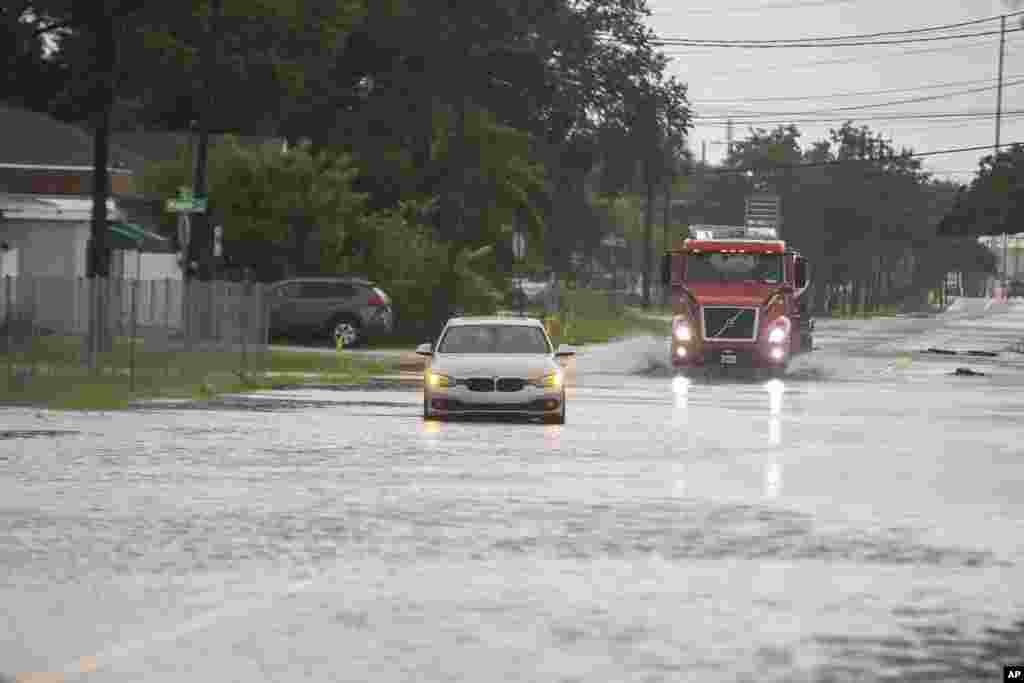 Un vehículo queda inmovilizado en una inundación, la mañana del 5 de agosto de 2024, en Tampa, Florida, mientras el huracán Debby pasa por la zona de la Bahía de Tampa. 