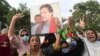 Para pendukung dan aktivis Partai Pakistan Tehreek-e-Insaf (PTI) berdemo untuk memprotes penahanan mantan perdana menteri Pakistan Imran Khan, di Karachi, Minggu, 27 Agustus 2023. (Foto: Arif Hassan/AFP)