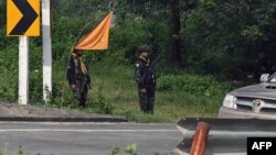 ​ສະ​ມາ​ຊິກ​ຂອງກອງ​ກຳ​ລັງ​ປ້ອງ​ກັນ​ເຂດ​ຊາຍ​ແດນ​ລັດ​ກະ​ຣ່​ຽງ ຢືນ​ຍາມ​ຢູ່ພ​າກ​ສ່ວນ​ຂອງ​ທາງ​ດ່ວນ​ເອ​ເຊຍ ລະ​ຫວ່າງ ຢ່າງ​ກຸ້ມ ກັບ ເມຍ​ວັດ​ດີ, ໃກ້​ກັບ​ເມືອງ ຄໍ​ຄາ​ເຣກ, 24 ກັນ​ຍາ 2023.