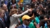 Wakil Presiden AS Kamala Harris menyapa para pelajar dalam acara penyambutan di Bandara Internasional Kotoka di Accra, Ghana, Minggu, 26 Maret 2023. (Foto: Misper Apawu/AP Photo)