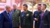 2023 年4月17日，中国国防部长李尚福将军（中）访问俄罗斯联军事学院时与院长弗拉基米尔·扎鲁德尼茨基将军（左）在一起。（美联社照片）