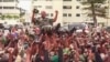 የጋቦን አዲሱ መሪ፣ ጀኔራል ብሪስ ኦሊጉዊ ንግዌማ፣ ወታደሮች ተሸክመዋቸው በመዲናዋ ሊበርቪል ሲጨፍሩ ይታያል (ፎቶ AP ነሐሴ 30፣ 2023)