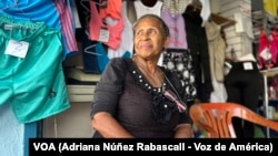 Isabel García, de 65 años, aguarda por clientes en su venta de ropa de algodón en Caracas. "Hemos tenido que bajar los precios", contó.