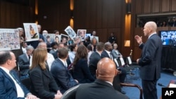 CEO dan Presiden dari Boeing, Dave Calhoun, memintaan maaf kepada keluarga korban kecelakaan 737 MAX di sela sesi sidang dengan anggota Senat AS, di Gedung Capitol, Washington, pada 18 Juni 2024. (Foto: AP/Manuel Balce Ceneta)