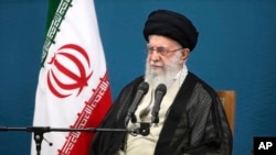 Iranski vrhovni vođa ajatolah Ali Hamnei prisustvuje sastanku sa članovima administracije predsjednika Masuda Pezeškijana, u Teheranu, Iran, 27. avgusta 2024. (Kancelarija iranskog vrhovnog vođe preko AP-a)