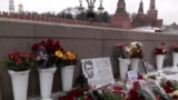 Импровизированный мемориал на Большом Москворецком мосте - на месте, где 27 февраля 2015 г. был убит Борис Немцов. Архивное фото. 27 февраля 2023 г