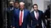 El expresidente estadounidense Donald Trump camina ante el tribunal en medio de su juicio por supuestamente encubrir pagos de dinero para guardar silencio en el Tribunal Penal de Manhattan el 6 de mayo de 2024 en la ciudad de Nueva York.