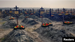 ARCHIVO - Tumbas de mercenarios rusos de Wagner en un cementerio cerca del pueblo de Bakinskaya en la región de Krasnodar, Rusia, en enero de 2023.