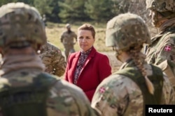 Premijerka Danske Mete Frederiksen razgovara sa pripadnicima i pripadnicama danske vojske, tokom posjete najvećoj vojnoj bazi u Danskoj, Flivestation Karupu (vazdušna baza Karup) u Jutlandu, 7. mart 2024.