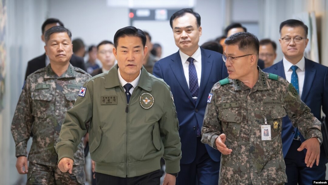 신원식(가운데 왼쪽) 한국 국방부 장관이 11일 육군 지상작전사령부 대화력전수행본부를 방문하고 있다. (한국 국방부 페이스북)