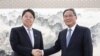 日本外相林芳正（左）2023年4月2日与中国总理李强会面。（路透社转发共同社照片）