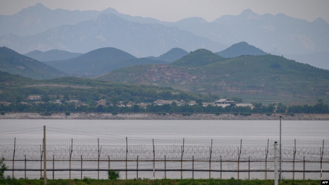 2020년 6월 18일 한국 교동도에서 비무장지대(DMZ) 철조망 너머로 보이는 북한. 