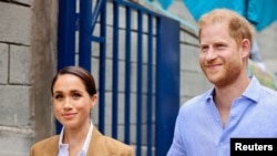 El príncipe Harry de Gran Bretaña y Meghan, duquesa de Sussex, visitan el Colegio La Giralda, una escuela pública local en el barrio de Las Cruces, en Santa Fe, Colombia, el 16 de agosto de 2024.