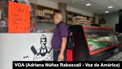 Un cliente paga su compra de proteína animal y víveres en un frigorífico en Caracas, Venezuela, el 7 de marzo de 2024.