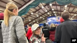 Jackie Garlock de Clear Lake, Iowa, lleva una gorra blanca que indica su condición como una de las "capitanes del caucus" de Donald Trump mientras asiste a su mitin en Mason City, Iowa, el 5 de enero de 2024.